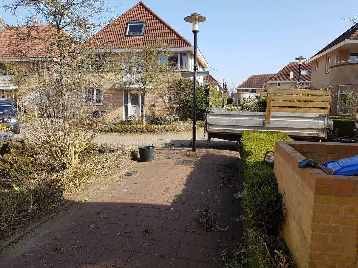 leontuin tweet picture