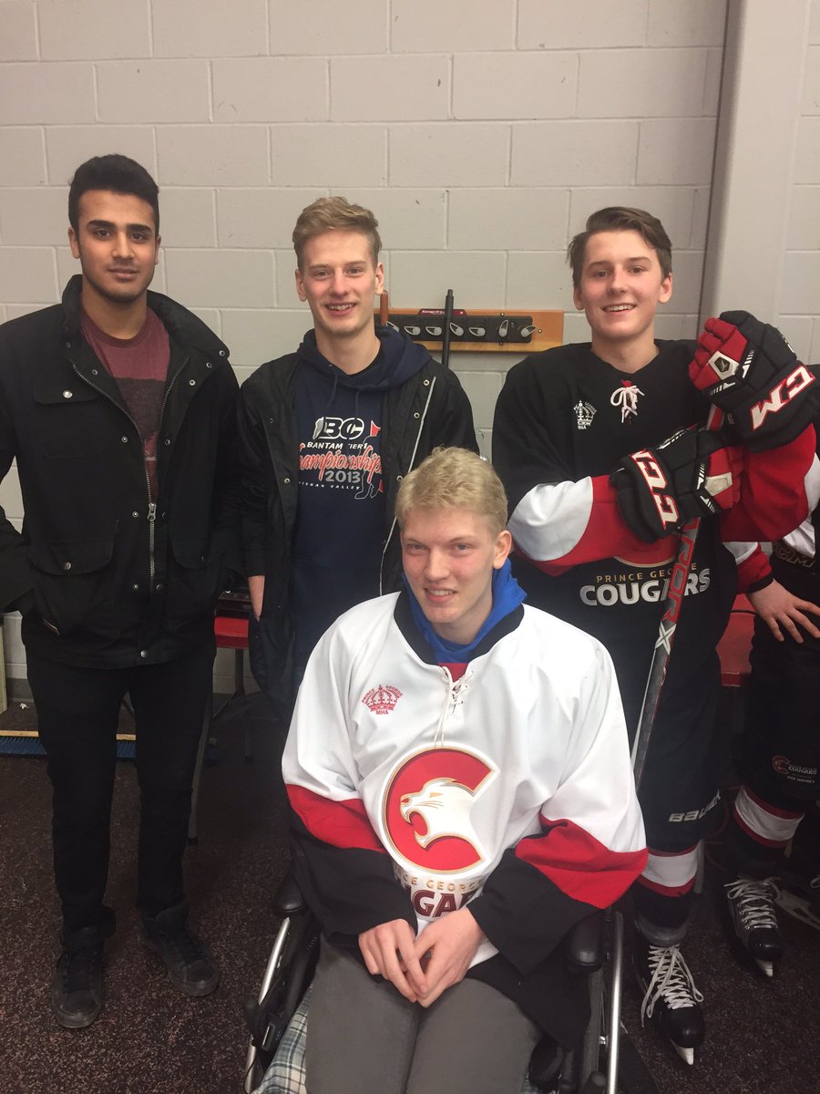 midget1cougars's tweet photo. Former players Raju,Gordon and @CMacdonaldd10 posing pre-ceremony with the biggest fighter in town @BGerv16 https://t.co/7DuGwWVoWC