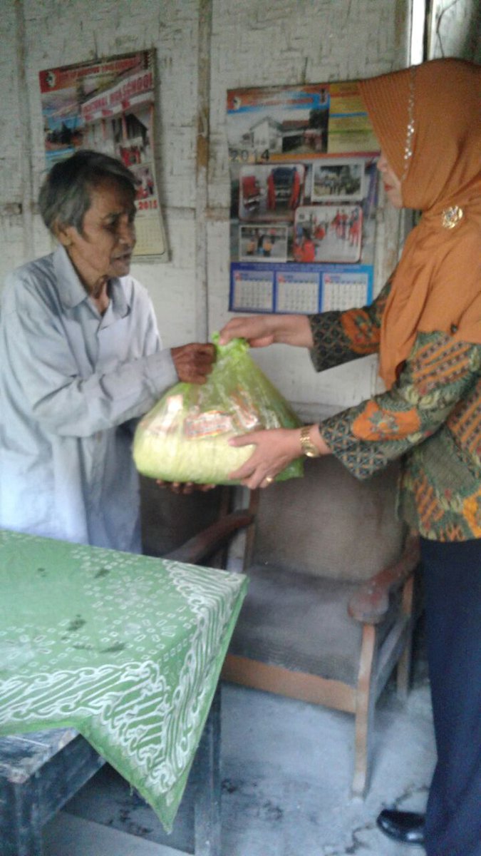 benculuk_pkm's tweet photo. Pemberian Paket Sembako Kepada Bapak Toyib   yang hidup sebatang kara. Dusun KRAJAN RT 2 RW II DESA CLURING. Selasa 21 Maret 2017
@aazwarnas https://t.co/zUigLXXNKB