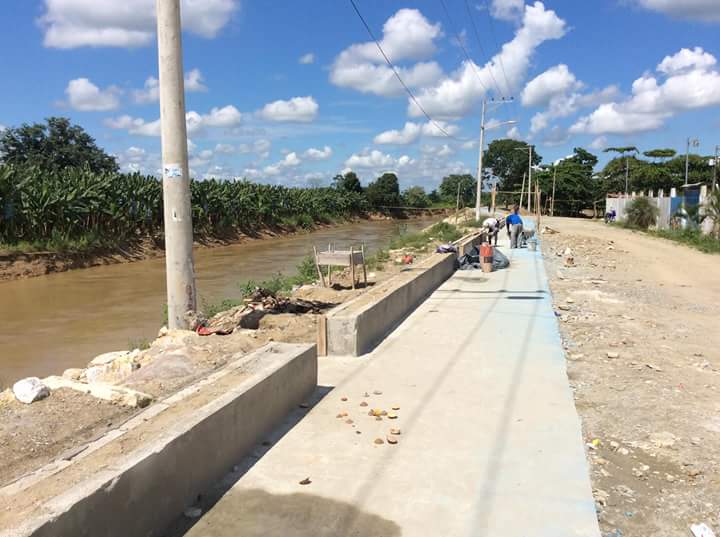 municipiopasaje's tweet photo. Avanza construcción de acera tipo malecón balneario #RíoBuenavista @MachalaMovil @eloritocom @ElOro_aldia @PasajeTv @Radio_Jubones @radioRVO https://t.co/4PwpYZLcxH