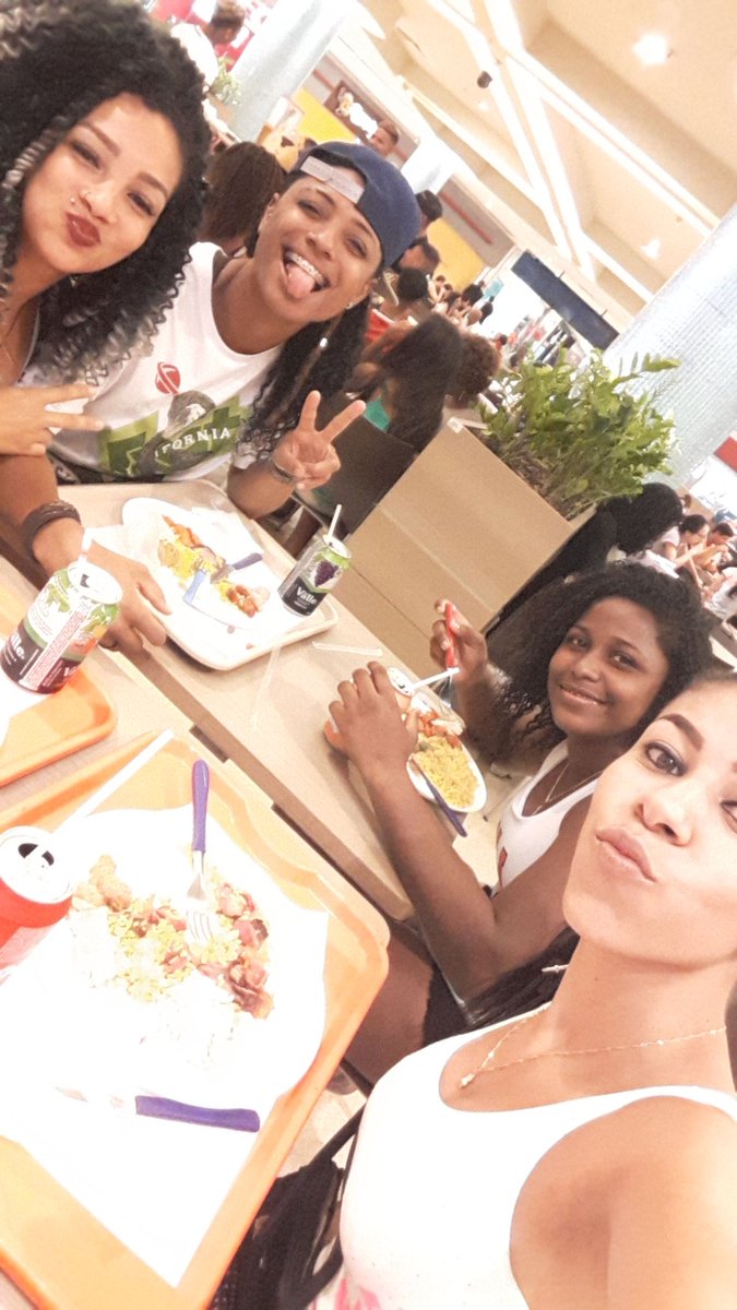 Marcellasoouzza's tweet photo. Antes do filme , aquele papa pra começar bem,#Mô #migaaaas 😍 #Thay&Dani ❤ https://t.co/5FDG9AmbeI