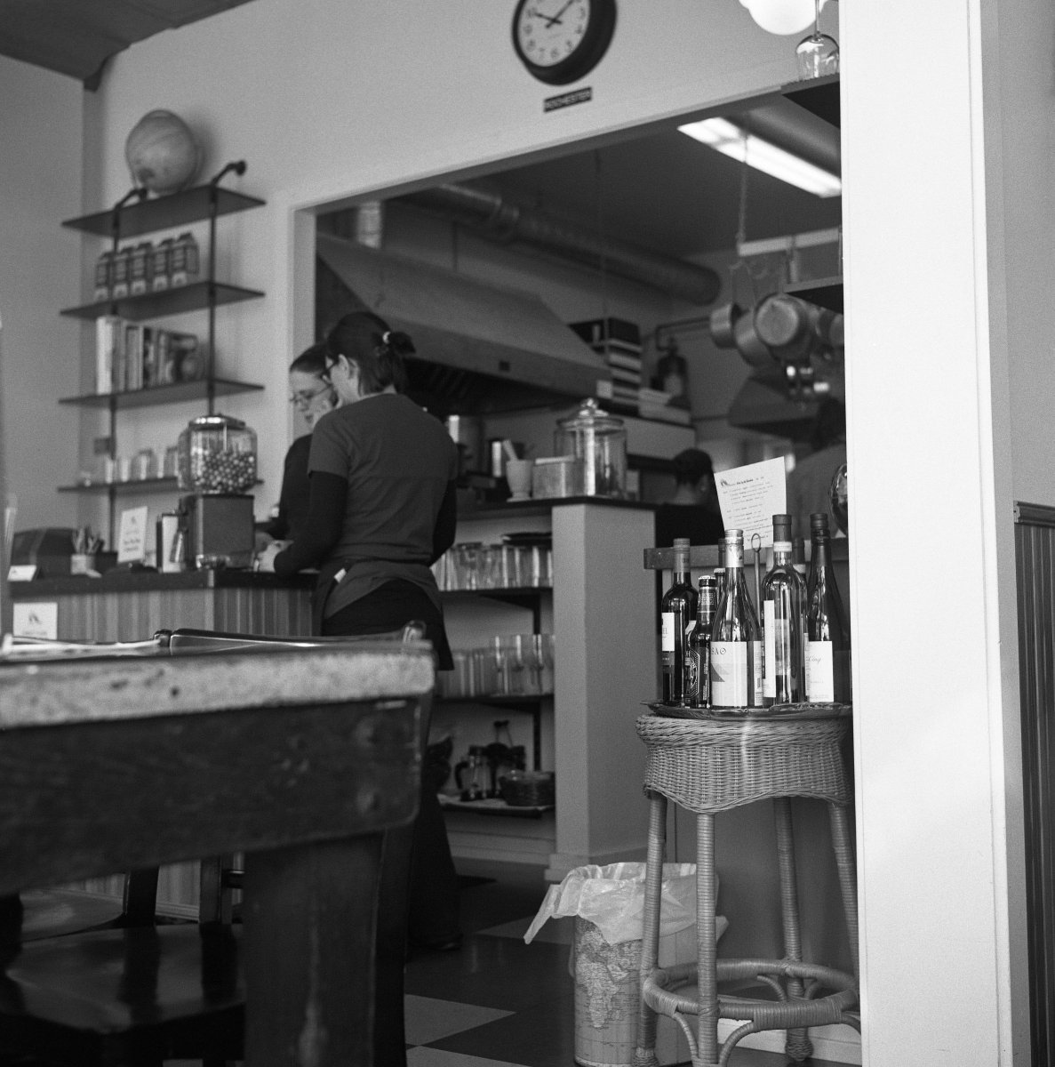PanamStyle's tweet photo. Ignore the framing - I was focused on the wine @TMAX_party #tmax #tmy2 #rolleiflex @KodakProFilmBiz #hc110 1:31 https://t.co/pGIWH42Igc