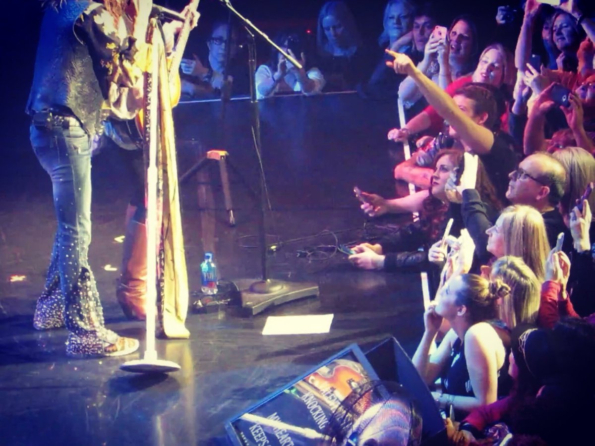 brookeraelynn9's tweet photo. Me in the front row looking longingly at @IamStevenT #takemback #steventyler https://t.co/TJvhmABTwh