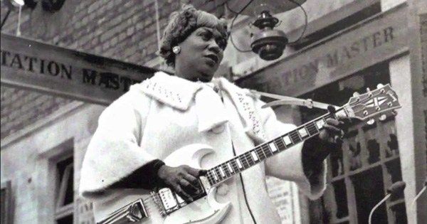 Sister Rosetta Tharpe, born 102 years ago today, live in Manchester with her white wool coat and electric guitar  brainpickings.org/2013/03/20/sis…