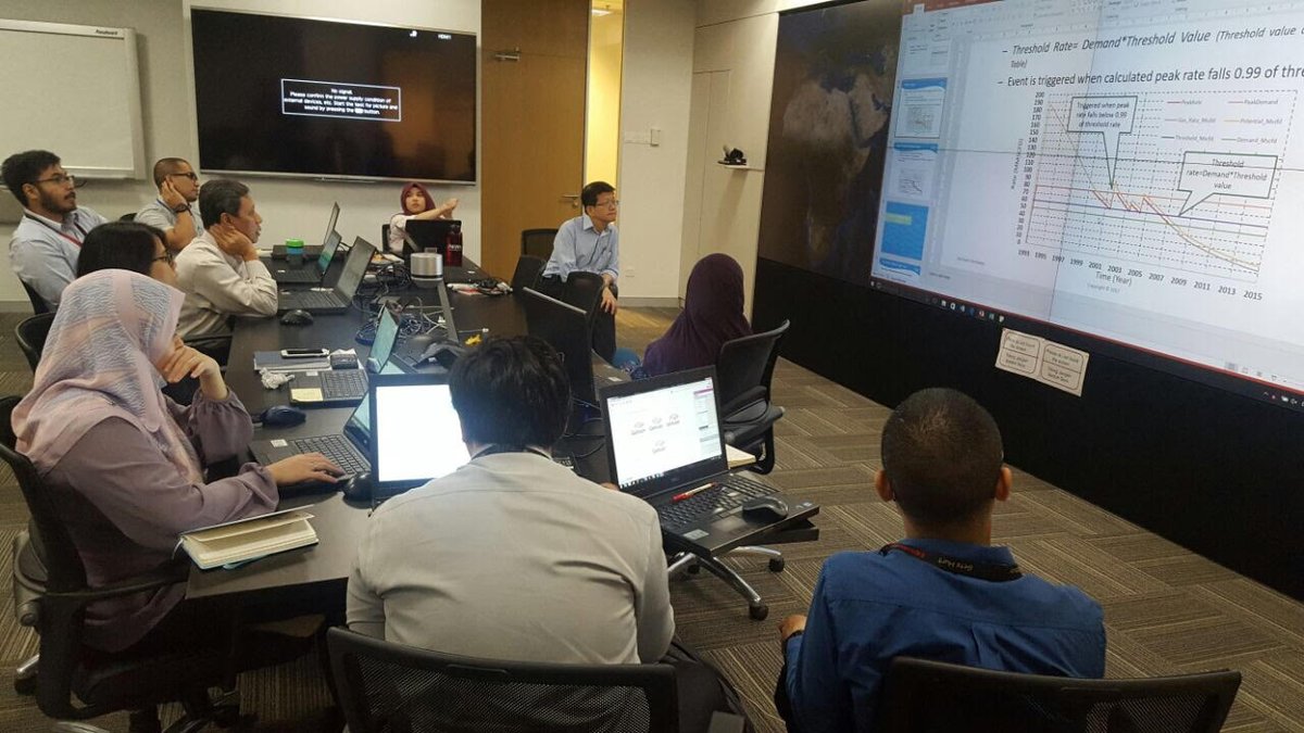 StochasticSL's tweet image. Our consultants in KL, discussing how best to model field management issues &amp;amp; market nominations using #GasAssure - bit.ly/2jDKlFR