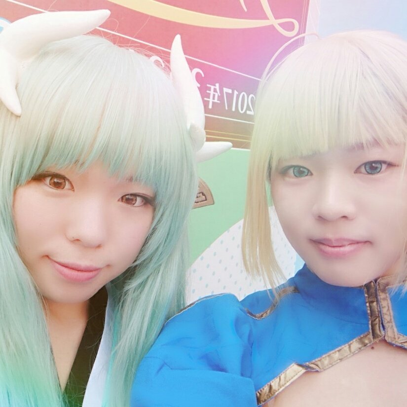 rita_licca's tweet photo. ストフェス2017はFGOのアルトリアしてました。お友だちの清姫ちゃんと(@anjyu_cos)うろちょろしてましたよ���ゲームは機種対応してないのでそこまで詳しくないのですが、同じFGOレイヤーさんともたくさんお写真撮っていただきました！ https://t.co/2UbHvHgRfw