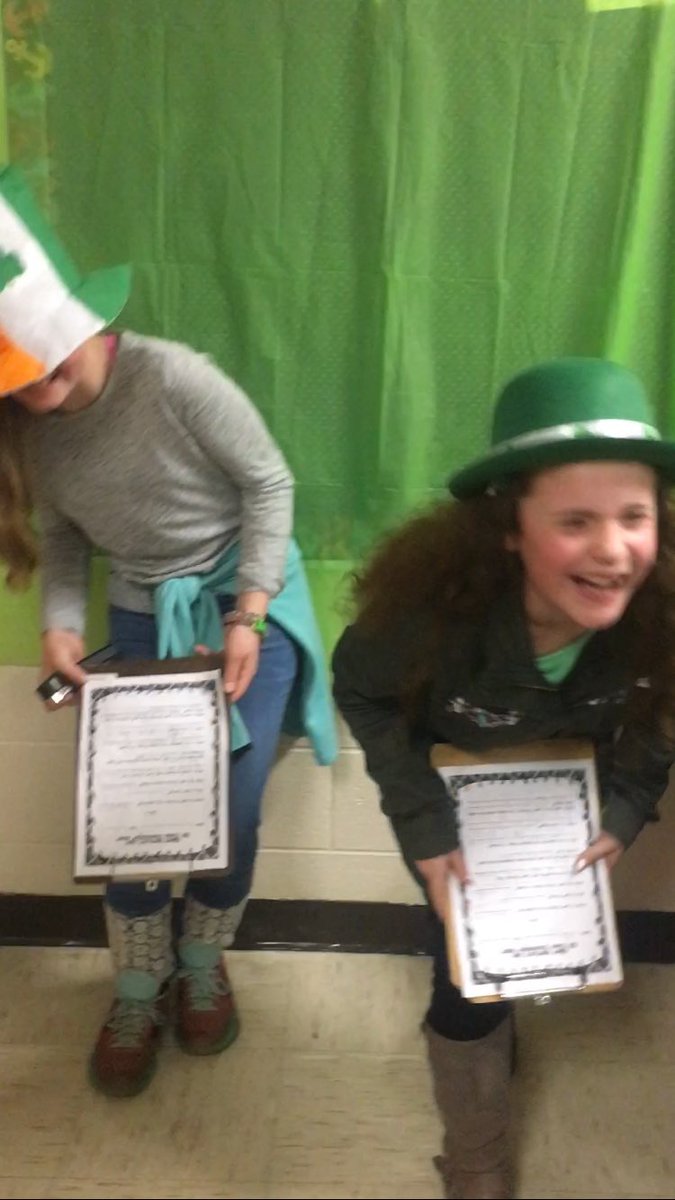 kchood's tweet photo. when Ss realized St. Patrick's Day attire might not workout well with our green screen #funfail #take10 @DoInkTweets https://t.co/G0A5k5U8j2