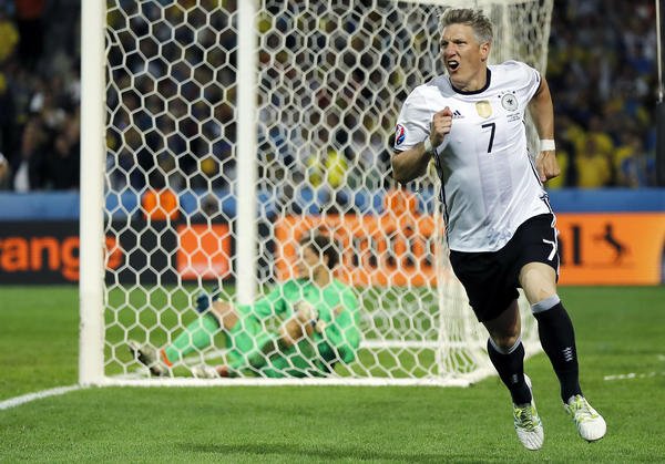 Fire acquire German star, World Cup champ <a href="/BSchweinsteiger/">Bastian Schweinsteiger</a> from Manchester United trib.in/2n2dnRn