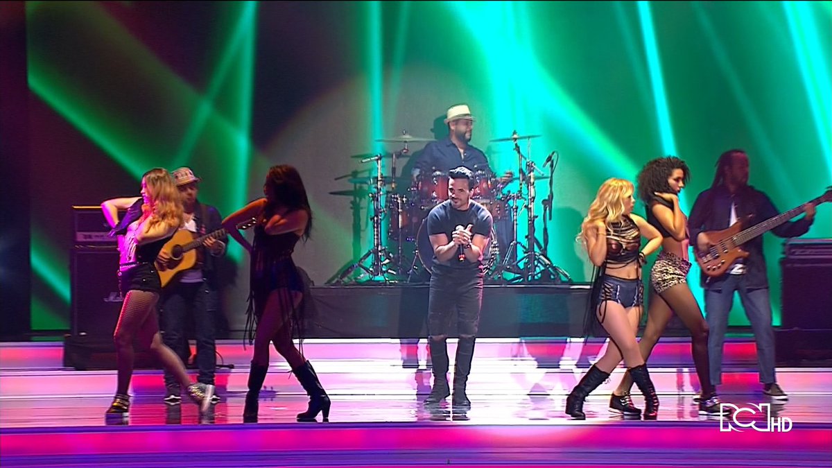 CanalRCN's tweet photo. Levántate a bailar que se prendió la rumba con @LuisFonsi en la velada de elección de la #SeñoritaColombia https://t.co/ILvuNEhfDs https://t.co/zIBXAevm7L