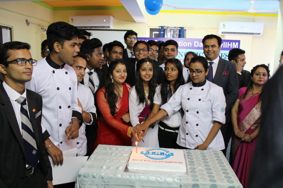 Nikhil_kulhari1's tweet photo. #ThrowbackTuesday
Cake cutting ceremony by students & staff at time of 24th FoundationDay of @IIHMHOTELSCHOOL at #IIHMJpr
@directorjpriihm https://t.co/cNucB8vrtE