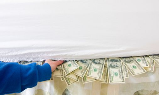 прятать бумажные деньги. прятать бумажные деньги. Money under pillow stock pic. тайник для денег.