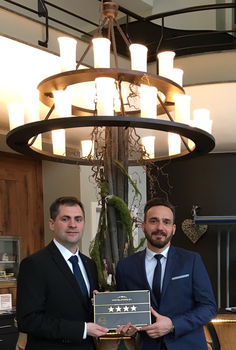gabelbach's tweet image. Unser neuer Hoteldirektor Enrico Csernatoni (Foto r.) präsentiert die 4 Sterne Klassifizierungstafel  #DEHOGA #Thüringen gültig bis 2020.