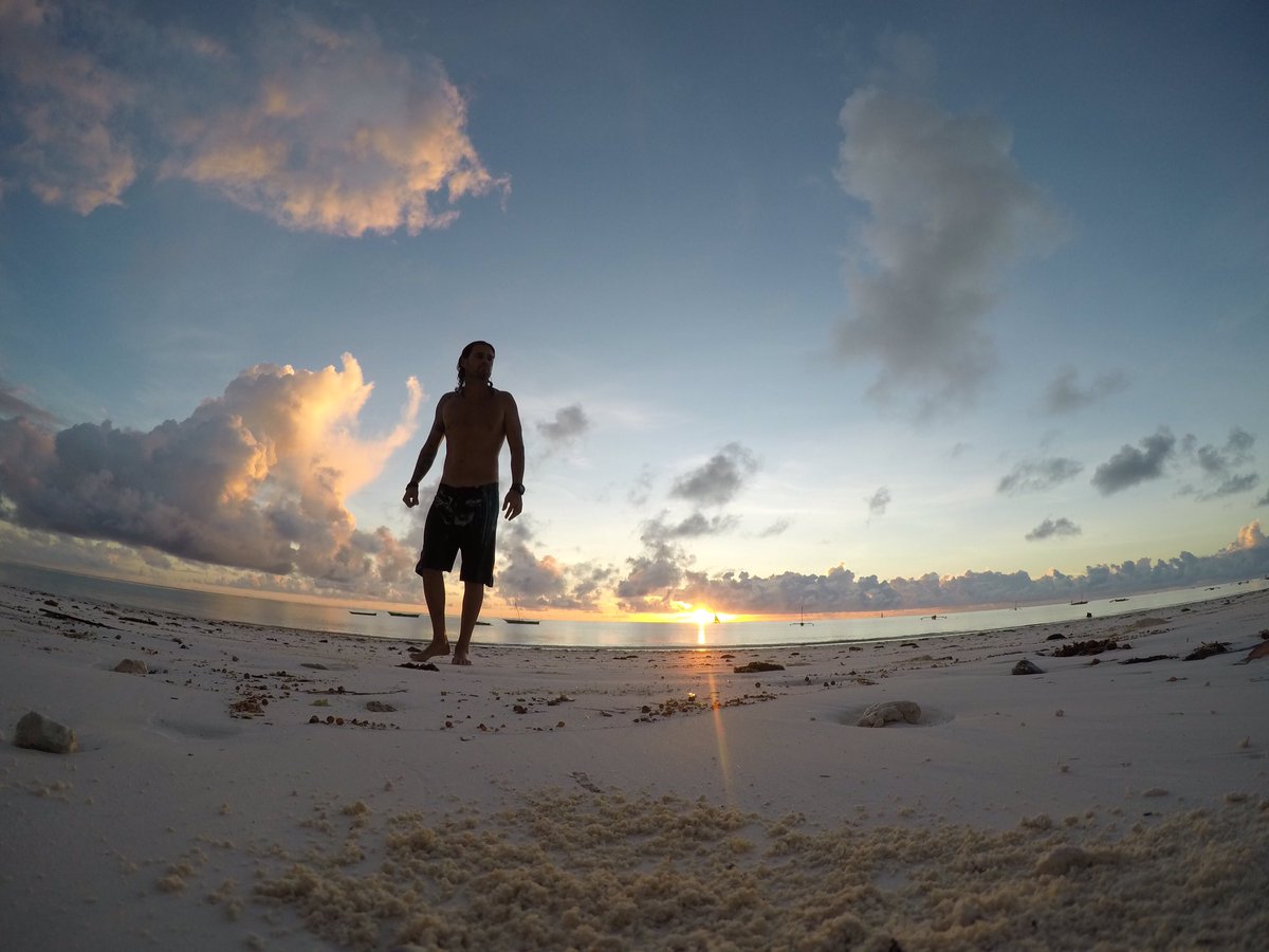 BigioneV's tweet photo. Starting the day with a swim at sunrise π΄#zanzibar #flatlinesa #liquidforcekiteboarding #internationalhappinessday https://t.co/Vcnz8pJe1j