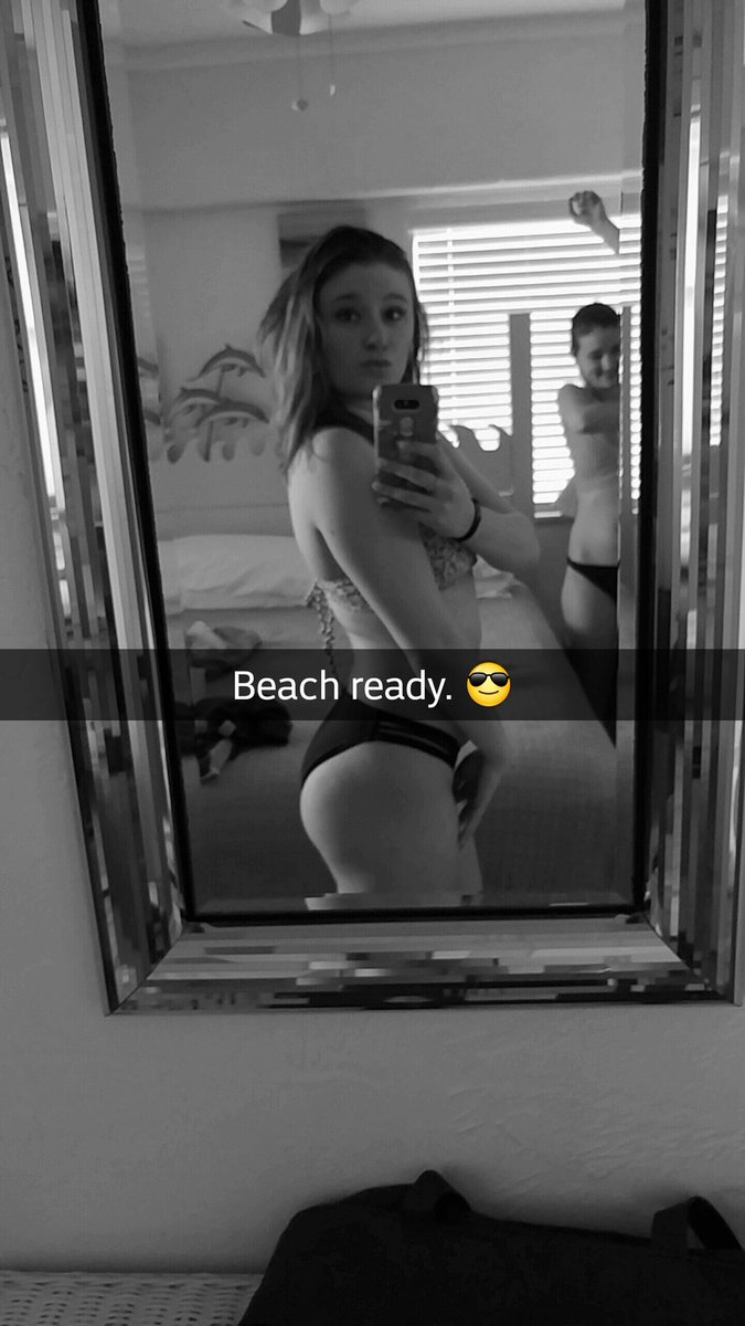 MaryKatee2's tweet photo. I'm pale af, glad I'm on the beach. ☀ https://t.co/qEGE0rgplP