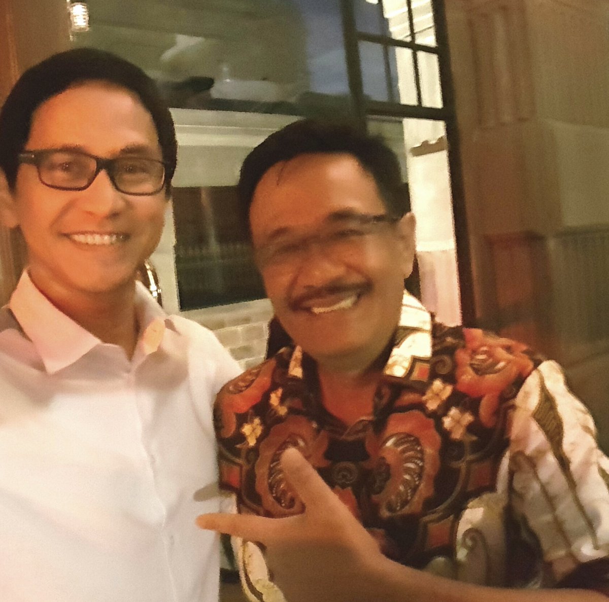 H. Djarot ini berprestasi pimpin Blitar 2 periode stlh bertahun2 jd dosen. Orgnya woles n nyalinya gede, bro! Berani karena bersih. Respek!
