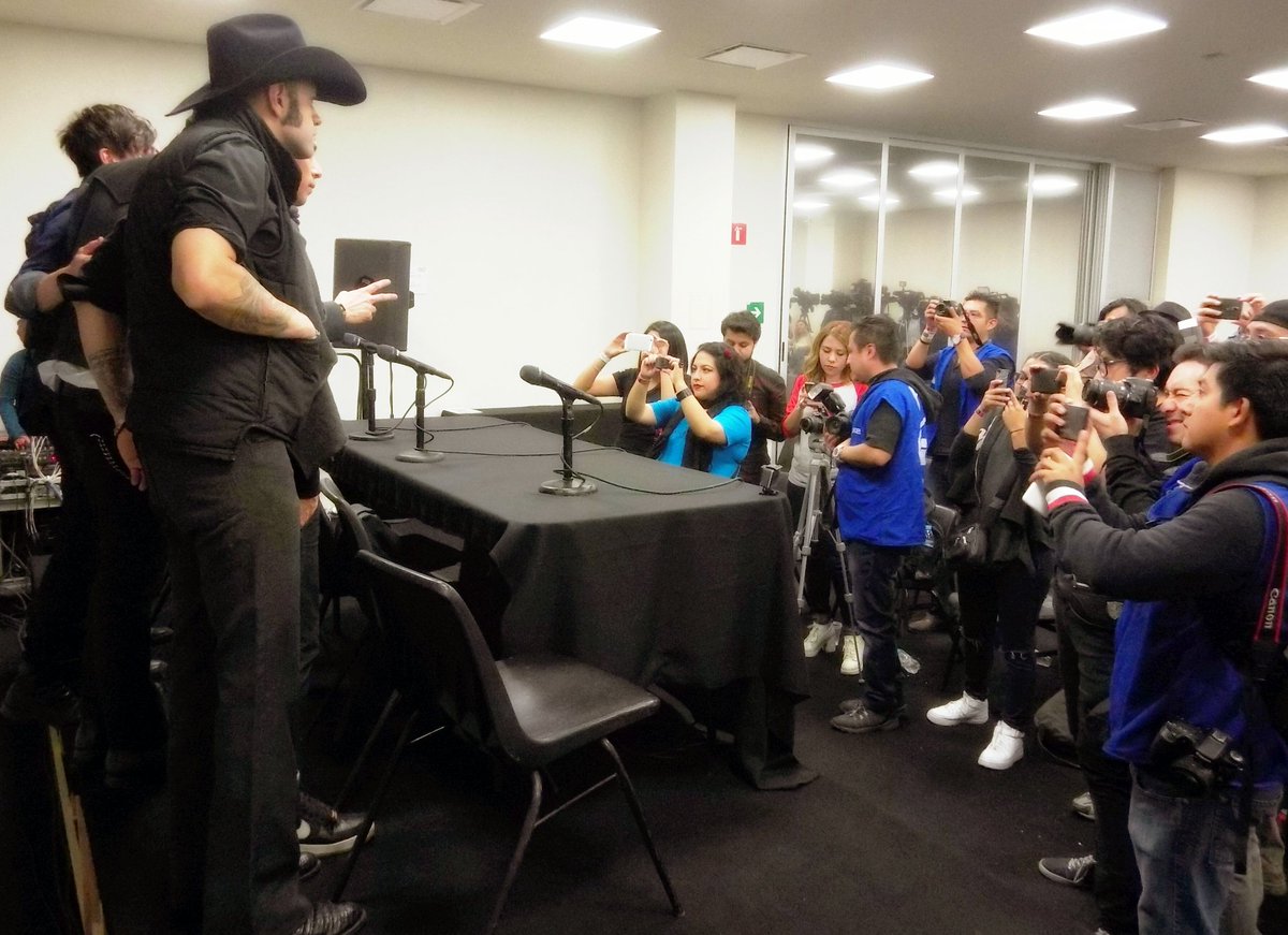 KinkyTheBand's tweet photo. 💥 Capturando el tour de medios con los Moto Mods #MotoZ, gracias a todos los medios que nos apoyaron en el @vivelatino 👊 #ViveKinky #VL17 https://t.co/GOZUhOT2O0