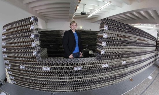 Un ko Tu darītu ar 300 000 alus paliktnīšu? :) Vācietis Sven Goebel, piemēram, uzbūvēja māju.