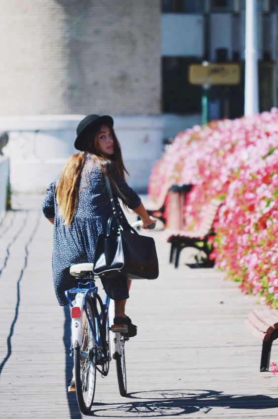 volavelo's tweet photo. ¡La #bici es un gran descubrimiento! Mientras pedaleas puedes descubrir aquellos rincones de tu barrio en los que nunca te habías fijado. https://t.co/7xOr874Mvx