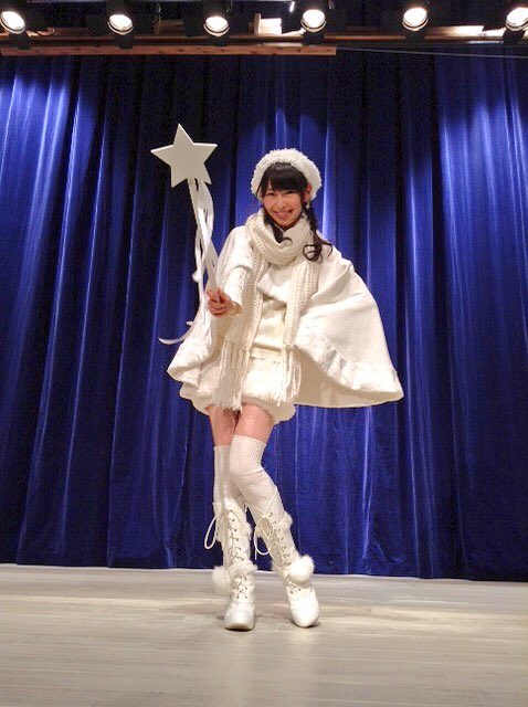 女性アイドル衣装画像 Twitterren バイクとサイドカー Ske48 ワンピース にマフラー 帽子といったアイテムがすべて白色で 可愛さと上品さを兼ね備えた冬仕様の衣装です ファーや毛糸といった素材が暖かさを感じさせますね こちらはフォロワー様から頂いたリクエスト