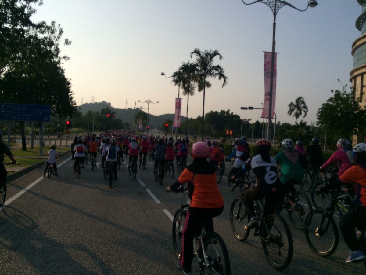 huzbaha's tweet photo. During the ride. It was fun despite the congestion at some point, #konvoiberbasikalwanita2017 #throwback #11march2017 #putrajaya https://t.co/pUHUobjDLk