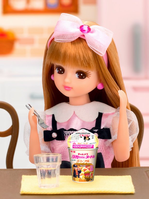 リカちゃん 公式 明星チャルメラとコラボした リカちゃんヌードル の発売が決まったよ おばあちゃんから教わったオニオングラタンスープとポトフの味のカップめんよ 5月1日の発売をお楽しみに チャルメラ リカちゃん 50周年 リカちゃん