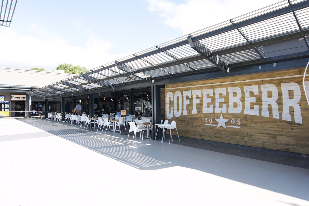 Another warm day on the <a href="/CascadesCentre/">Cascades Centre</a> #piazza. Happy Human Rights Day everyone!