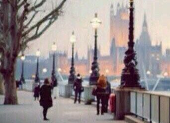 تمضي الايام
ونسير في ذلك الطريق وسط الزحام
وفي قلوبنا امنية رقيقة
وامل بكرم السماء
ان لاتفارق قلوبنا الابتسامة
فذلك هو وعد الرب لعباده