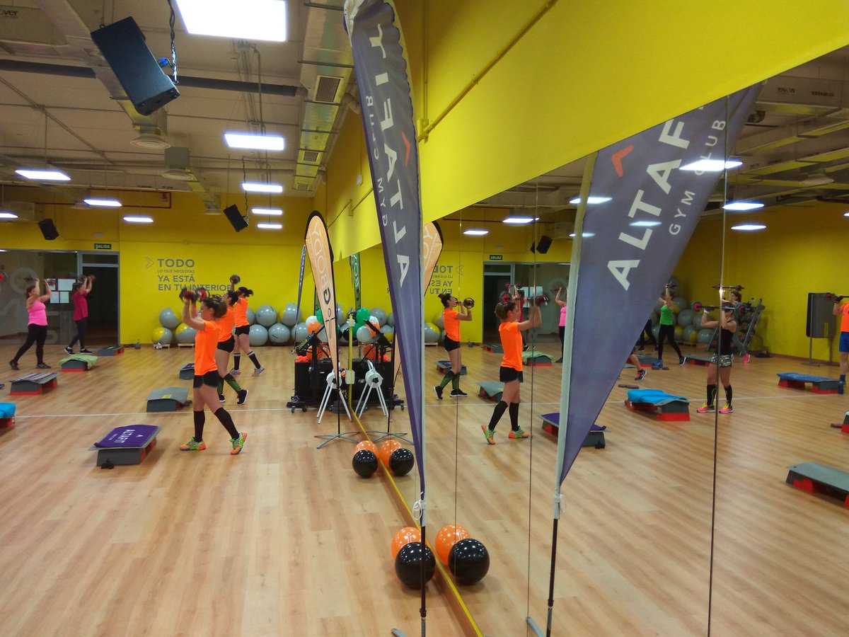 Asbern75's tweet photo. Sesión matutina del estreno de #Gbody10 en @altafit #Logroño con @noelialabuena @BanesaZumba y @Beizum a la tarde más!!! #GeniusClass https://t.co/ujlPOIHPDD