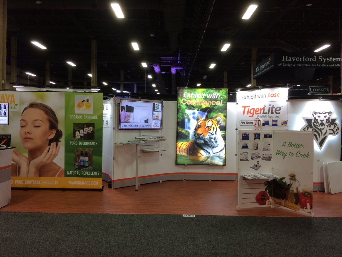 Tiger LInk the seamless linking roller banner arrives in America courtesy of Tiger presentations and Richard Newbury.