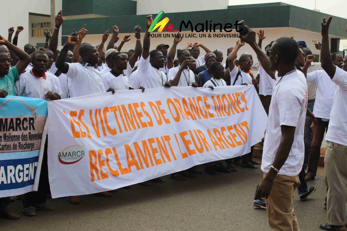 malinet223's tweet photo. « Orange, An ka Wari ! », c’est le slogan scandé par les revendeurs de cartes de recharge ... https://t.co/ONlT6BN5nw https://t.co/dnFDmwvoEl