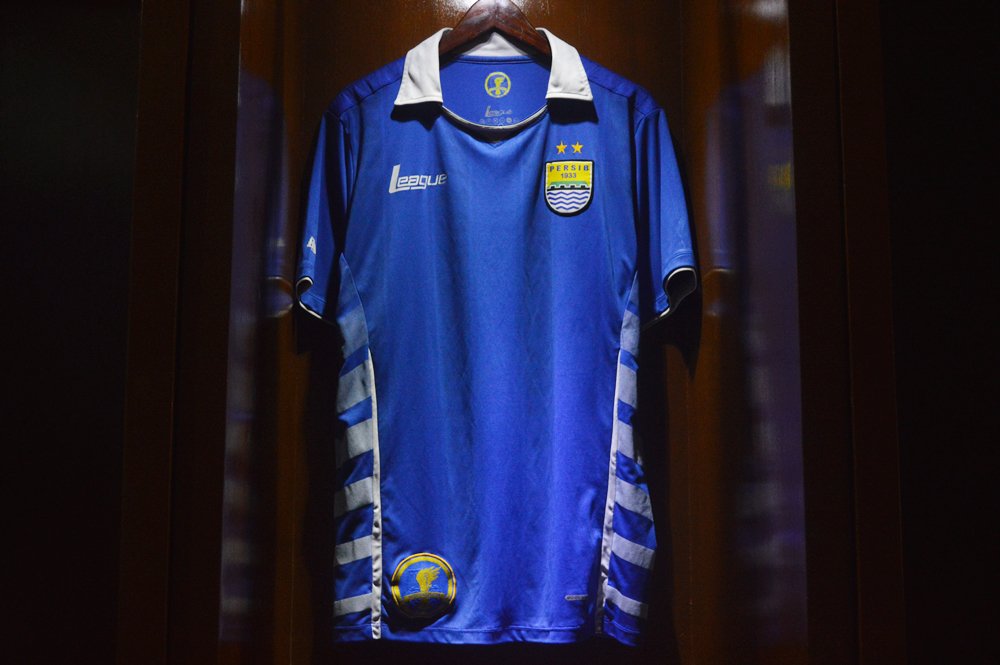 FWDfootballshop's tweet photo. #FFS9
Persib Home 2015 - Replica
XL (76x56)

Used
Size label kerah crack,
Logo League dada crack,
Logo L lengan crack, https://t.co/U1qYSt9KRE