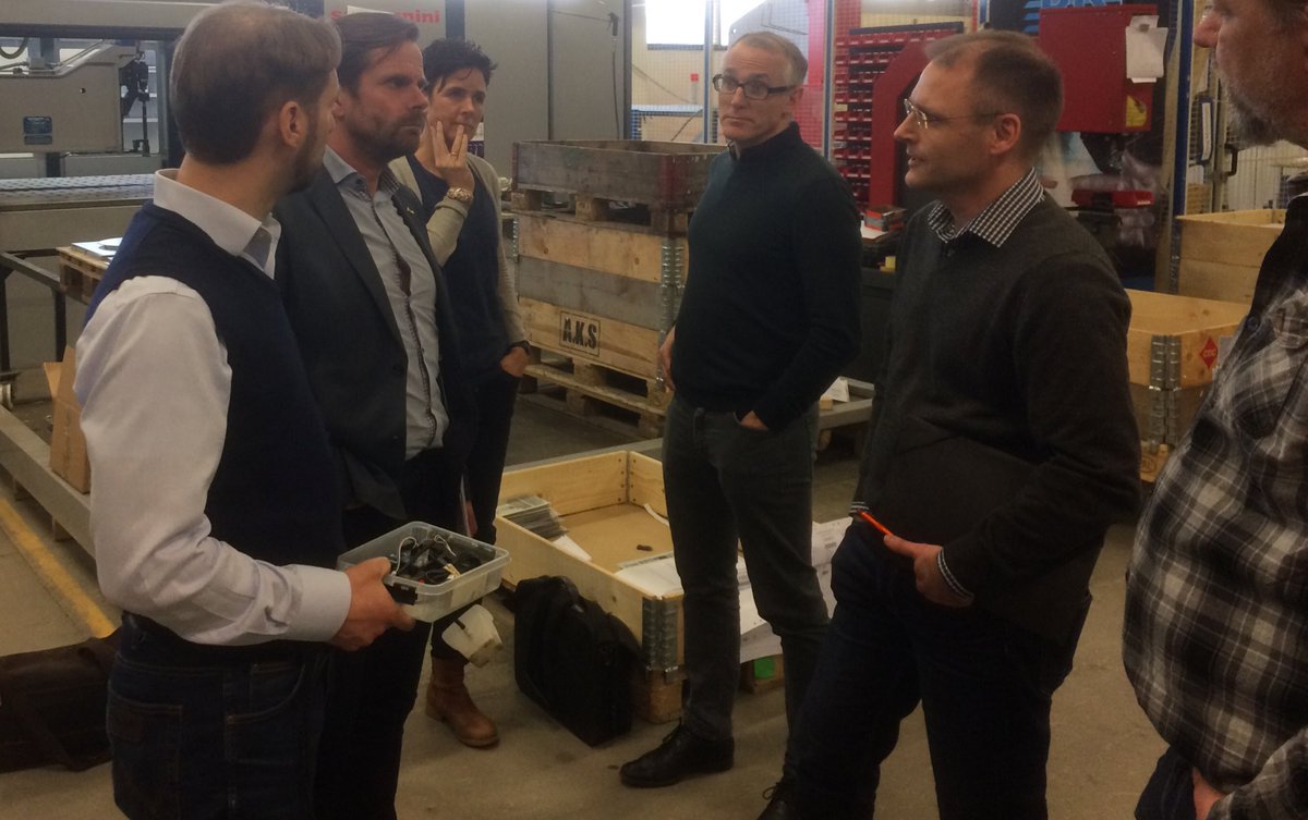 BoelWadman's tweet photo. Första pilotens givare monterade - ska mäta värde av flexibel automation. #samprod #swedprod @OpiFlex_se @SwereaIVF https://t.co/w7S6RIZoaR