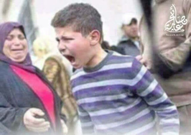 FDP6wgq9OuBLRsw's tweet photo. يصرخ طفل سوري ويقول
نحن نصلي في اليوم ٦صلوات
صلاة الفجر والظهر والعصر والمغرب والعشاء (والجنازة)
#قروب_قبيله_حرب 
#قروب_حرب_الحرايب
#سوريا https://t.co/XrU1gV7njZ
