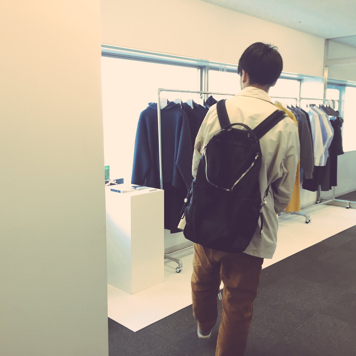 ko_suke_asuma's tweet photo. 人生初めての展示会行ってきました！
「アウケンリエヴ」デザイナーさんの俵山さんと^ ^

前回のカレンダーイベントでも
衣装使わせていただいてたんです！！

最後の写真はスタイリストの兄貴w https://t.co/OMaNxqavlS