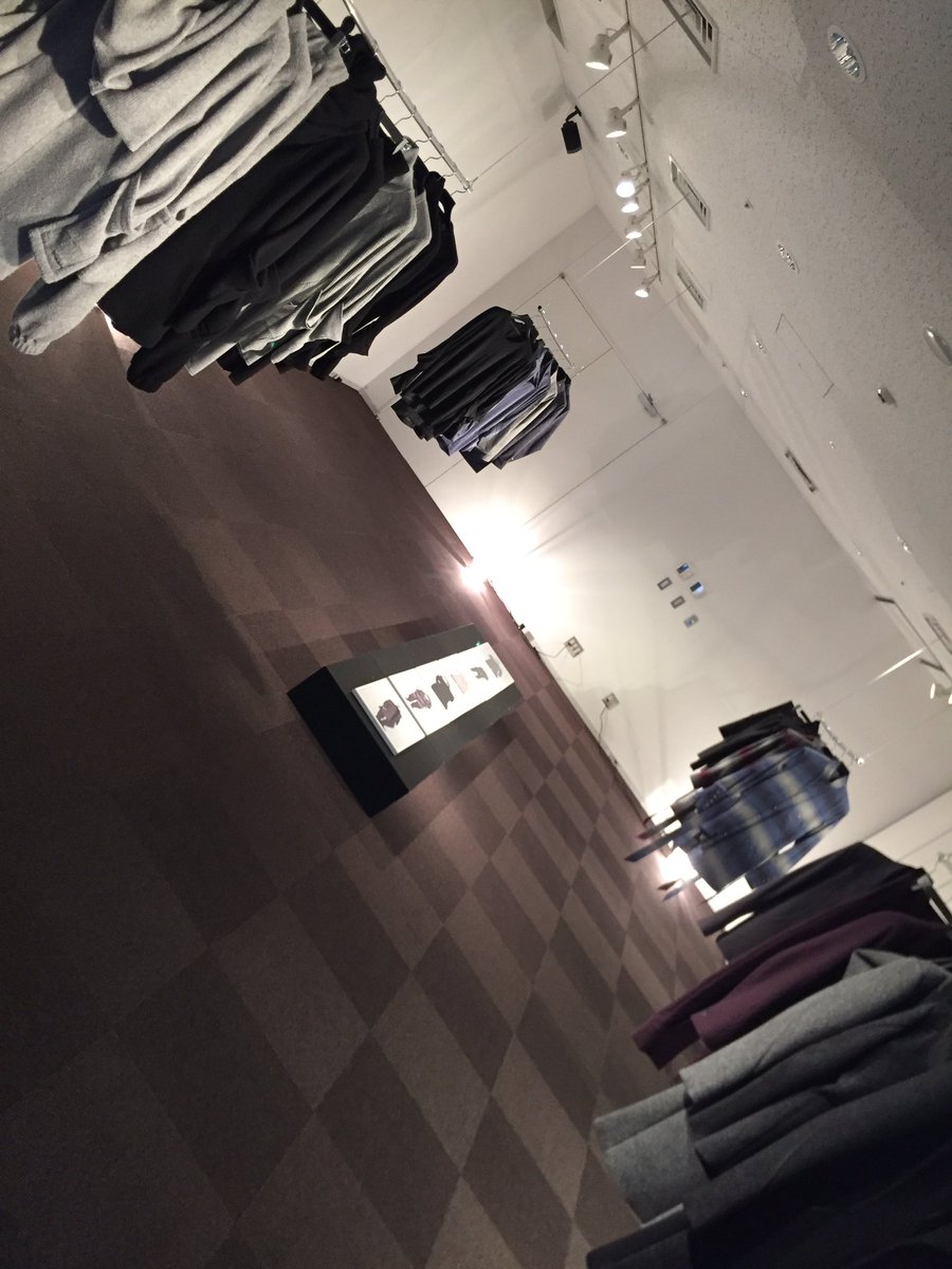 ko_suke_asuma's tweet photo. 人生初めての展示会行ってきました！
「アウケンリエヴ」デザイナーさんの俵山さんと^ ^

前回のカレンダーイベントでも
衣装使わせていただいてたんです！！

最後の写真はスタイリストの兄貴w https://t.co/OMaNxqavlS