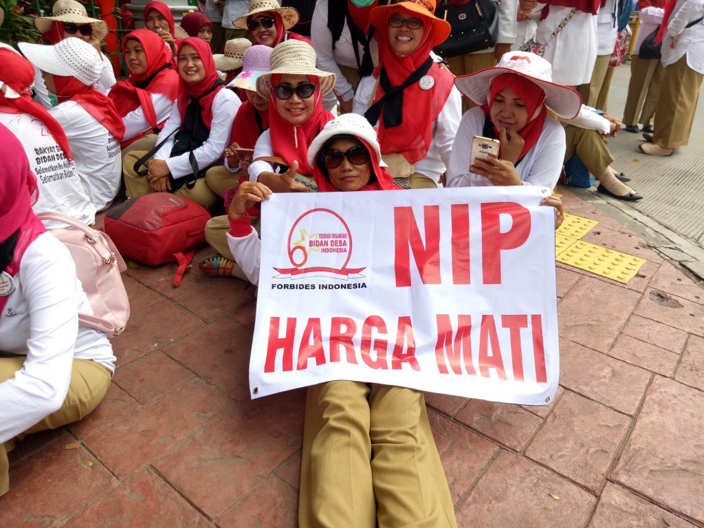 BidanPTTBersatu's tweet photo. Rekomen Point 1 jadikan PP 78/2013 (Perubahan PP 11/2002 Ps 6 ayat 2 sebagai SOLUSI) @dedeyusuf_1 @NilaMoeloek @asmanabnur2016 @wiranto1947 https://t.co/hXOZk9norB