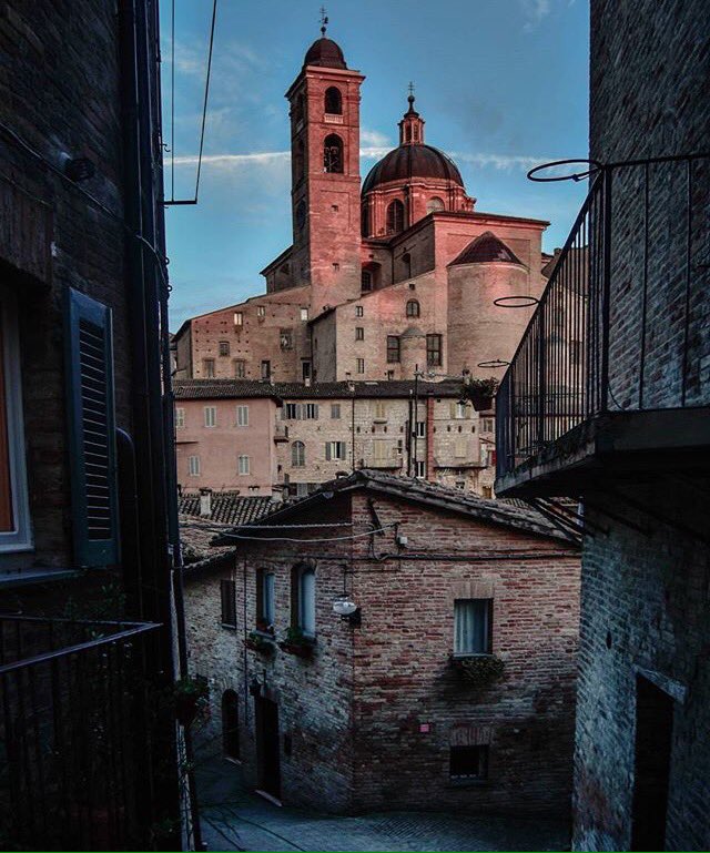 #BuongiornoPU! Questo scatto è di @marta_donetti che ci regala uno scorcio magico di Urbino. 
• #igerspu
• #igersmarche • #igersitalia