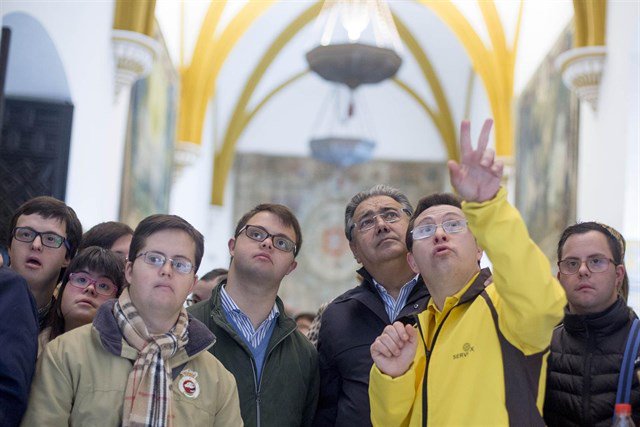 zoidoJI's tweet photo. Jamás olvidaré la visita al Alcázar guiada por Jesús Antonio. Ellos son iguales, pero al mismo tiempo también especiales. #SíndromeDeDown https://t.co/lfdKQPCy5Z