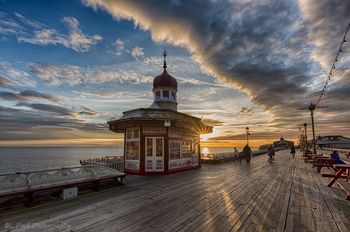 visitfyldecoast's tweet photo. Wonderful view of #sunset at north #pier from the talented @artpool40 :-)

@ThreePiers #Blackpool https://t.co/dVZdMtezow