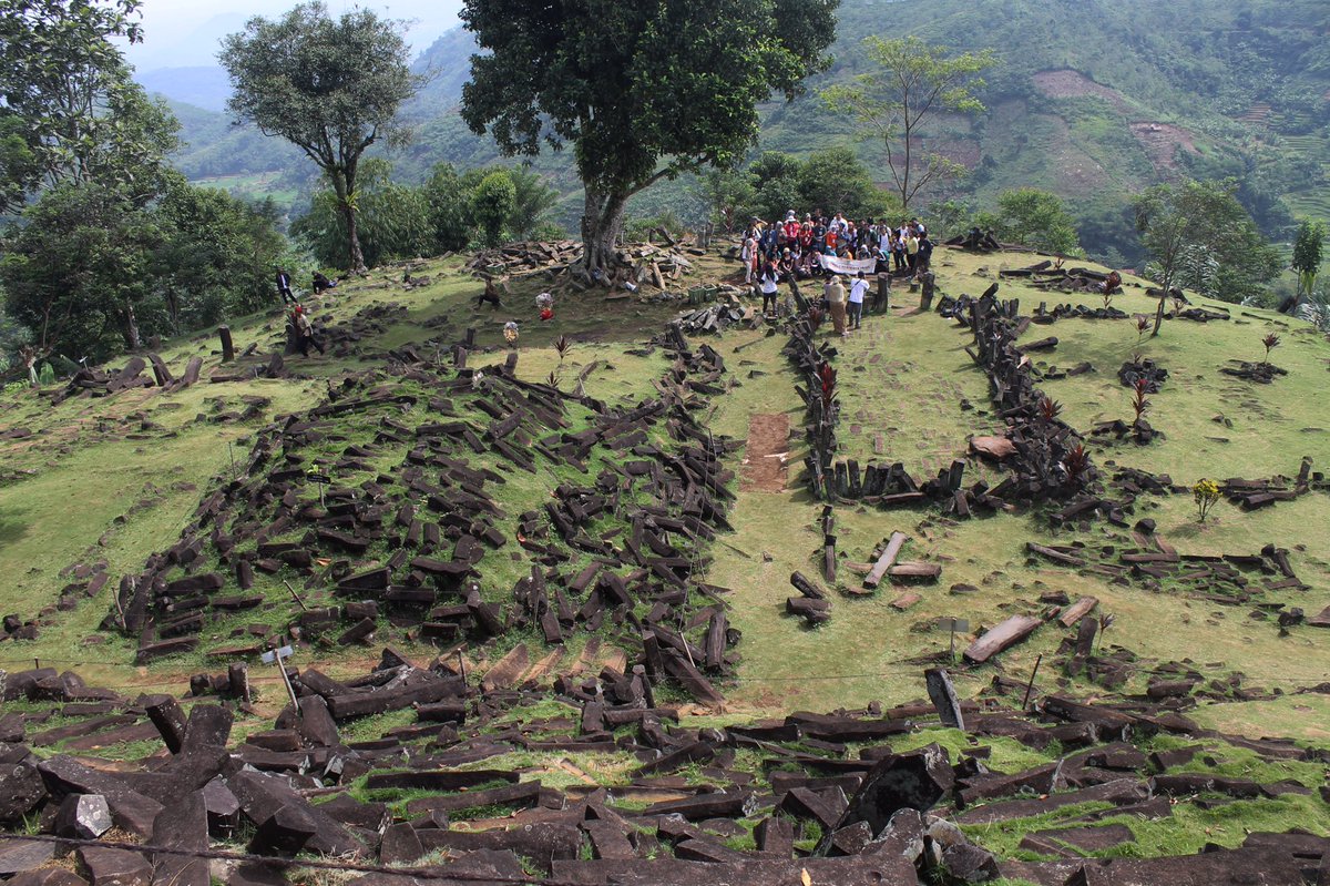 Situs Gunung Padang: Arkeologi &amp; Kandungan Budayanya ~> komunitashistoria.com/article/journa… FREE #researchreport by <a href="/lutfiyondri/">lutfi yondri</a> (arkeolog/pembina KHI)