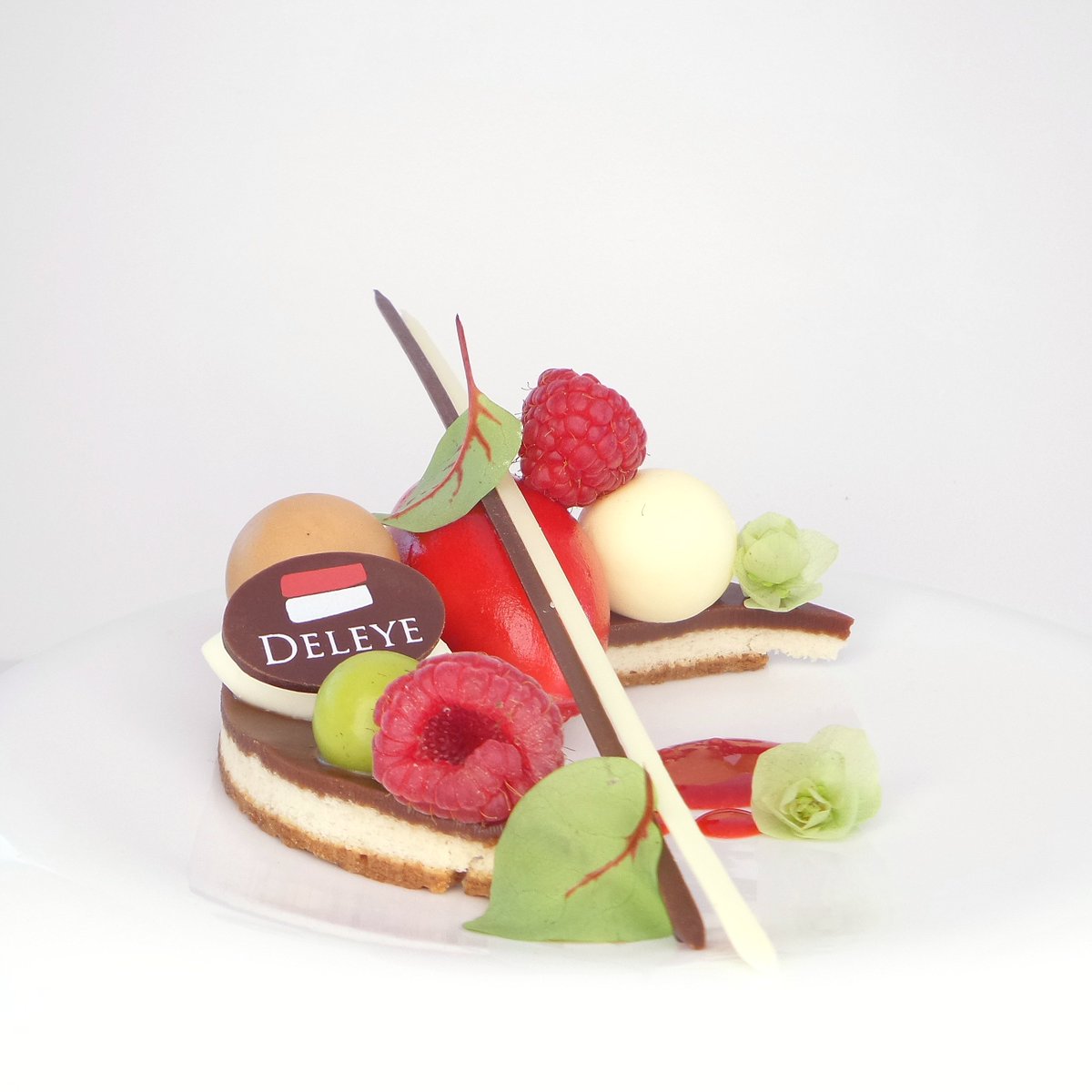 DiamondCollect3's tweet image. Bring spring on a plate with deleye products  #deleyeproducts #spring #halfmoonemerald