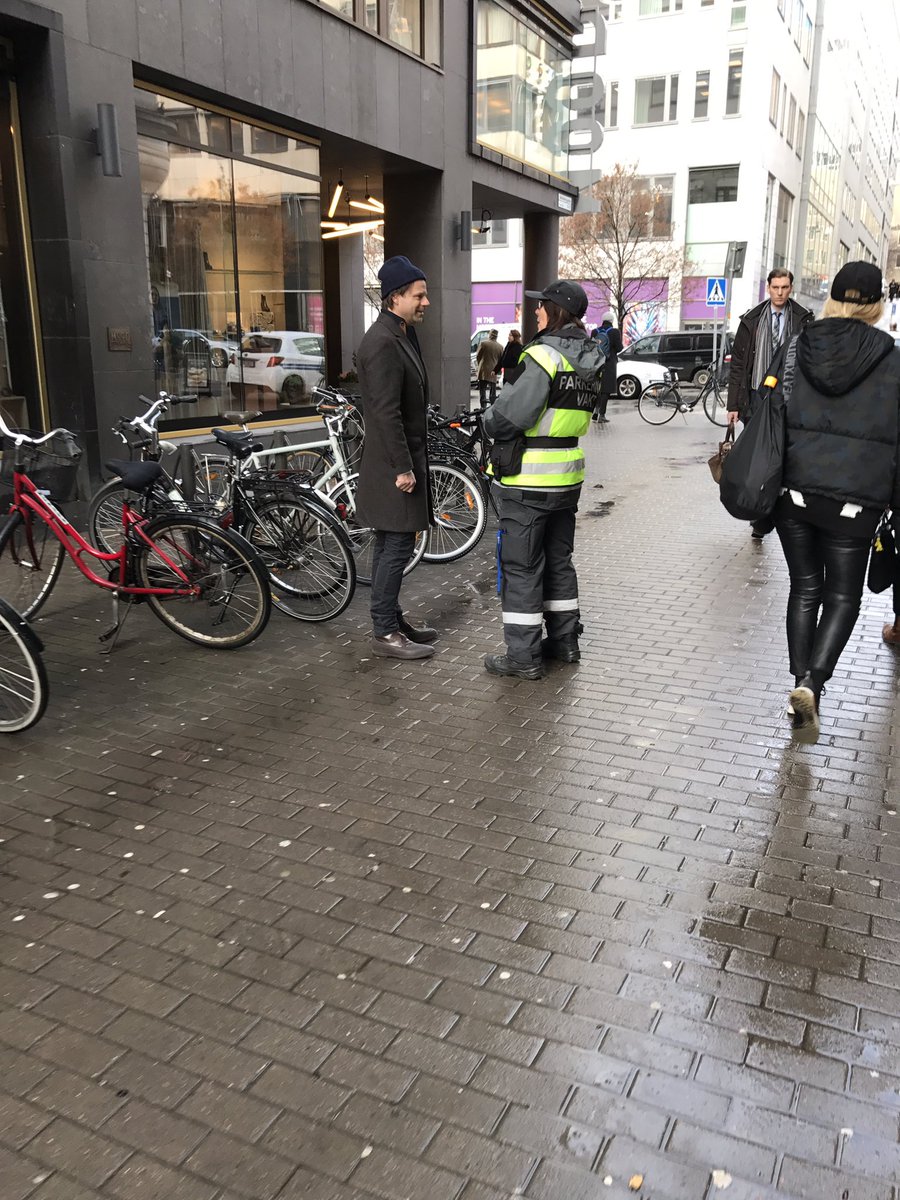 eriksterner's tweet photo. Nu går västarna inte längre bara på fordon, på tisdagar går ingen säker! Akta! #pvakt https://t.co/fwFZ1iyFWh