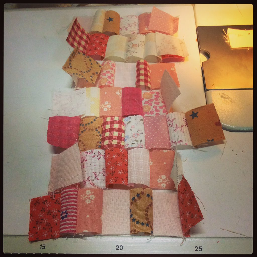 harokellogg's tweet photo. 横列を縫ったので次は縦を縫い合わせるよー٩( ᐛ )و
#ミシン #sewingmachine #パッチワーク #ミシンキルト #patchwork #machinequilt
https://t.co/bQgd9bnbM5 https://t.co/Bjn5tlSqN4