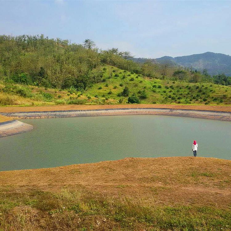 infobdg's tweet photo. Berfoto Ria di Danau Tadah Hujan Cipatat https://t.co/aPyeCWFWv3 #wisataBDG https://t.co/0ttmZilDtF