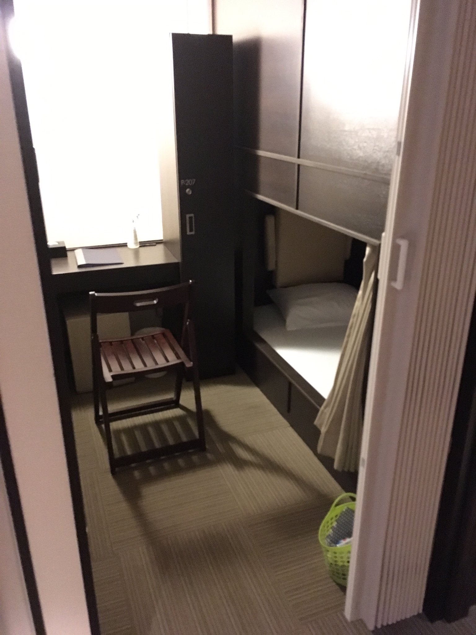 ぱと タシオ 県境ガイド本発売中 ホテル着きました 三次のホテルが満室で プライベートキャビンと言う カプセルホテル の拡張版みたいな部屋 に泊まります カプセルホテルよりは快適そうですが アコーディオンカーテンだけなので 音が気になる人には