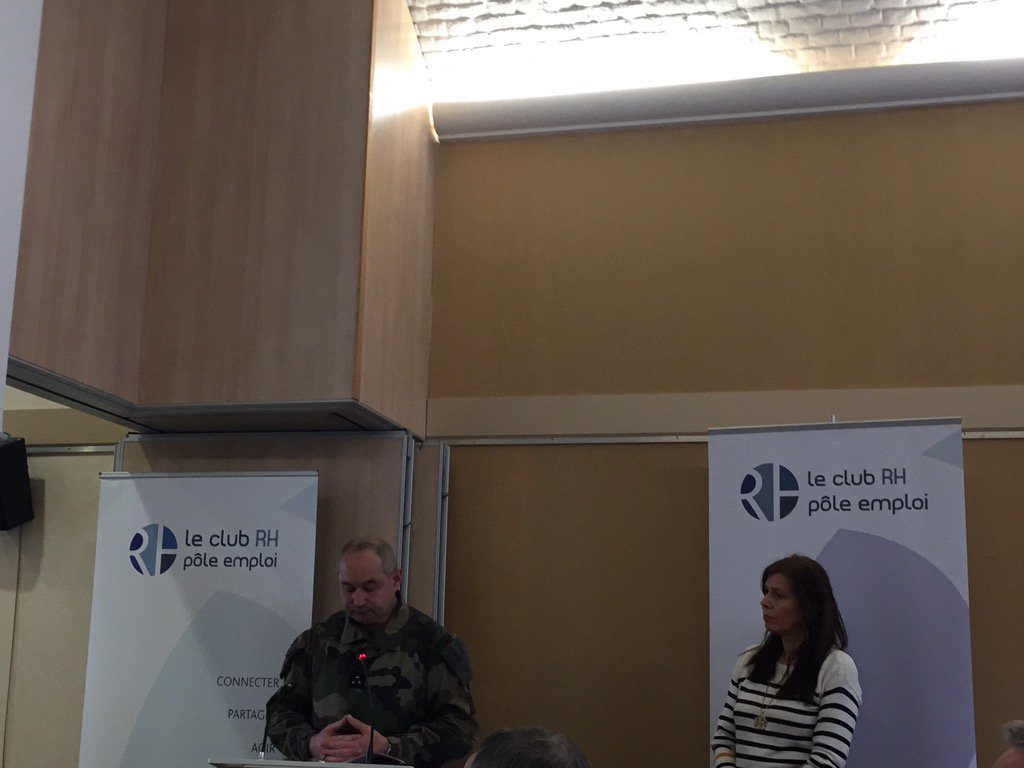 valeriefenaux's tweet photo. Le Général Trégou ouvre la séance #leclubrh @poleemploiHDF #softskills nécessaires aussi pour les militaires https://t.co/4kZ43Pglqb