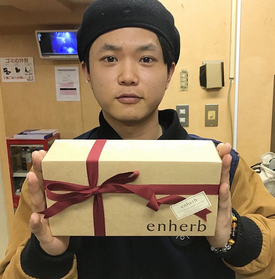 akyakyakya's tweet photo. ハルキザサン@haruki_the_sun が誕プレ持ってきてくれた。彼女目線で写メ撮りました。ありがとう。ハルキザサン。大阪って感じやわ。今日頑張れるわ。 https://t.co/nCaeIX6JDu