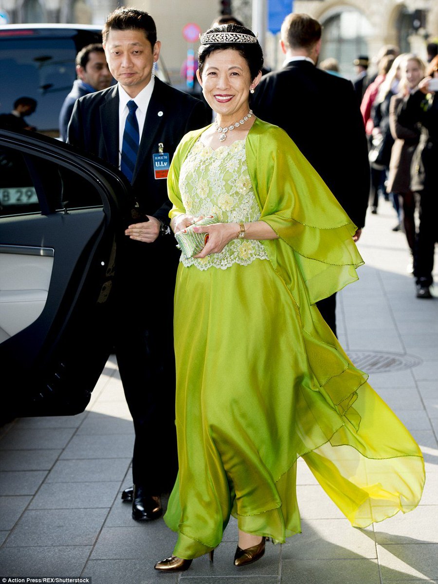 みずのみこ 高円宮妃久子さまは秋ではないかと言われています 秋の人は 秋のイメージアースカラーの 黄みのある濃いくすんだ深みのある色が似合います 久子さまは秋のカラーであるライムグリーンやターコイズのドレスをゴージャスでありながら落ち着いて品