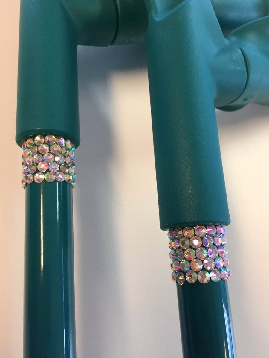 Weer blingbling krukken verzonden naar klanten. Zwarte met spiegel-steentjes en turquoise met parelmoeren steentjes! krukkenexpert.nl