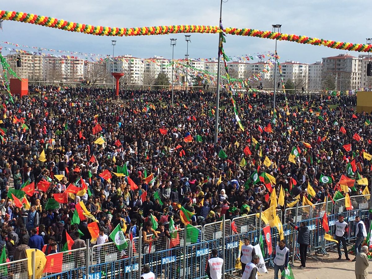 HDPonline's tweet photo. Yeni yaşamın ilk gününden selam olsun - Amed #Newroz2017PirozBe https://t.co/uNBUm8dZgR